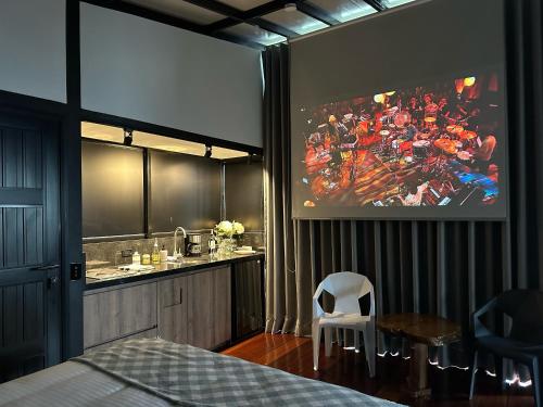 a bedroom with a large painting on the wall at VIP Glamping Ruitoque, Hermosa Vista in Floridablanca