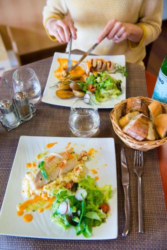 Una mesa con tres platos de comida encima. en Brit Hotel Blois - Le Préma, en Blois