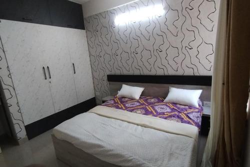 Postel nebo postele na pokoji v ubytování BnBBuddy's Tranquil Nest # 2bhk Lucknow