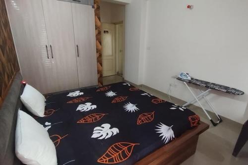 Postel nebo postele na pokoji v ubytování BnBBuddy's Tranquil Nest # 2bhk Lucknow