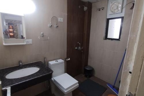 Koupelna v ubytování BnBBuddy's Tranquil Nest # 2bhk Lucknow