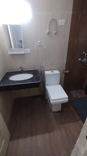 Koupelna v ubytování BnBBuddy's Tranquil Nest # 2bhk Lucknow
