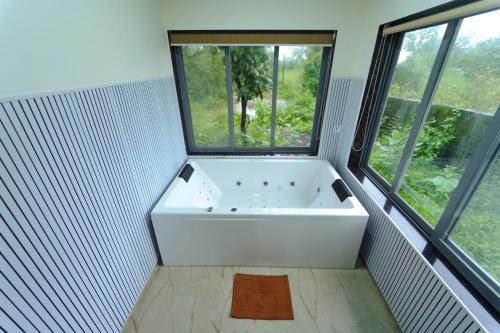Fotografie z fotogalerie ubytování Teak Resort Karjat v destinaci Karjat