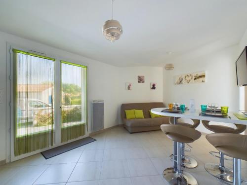 un salon avec un canapé et une table dans l'établissement Maison pour 4 entre plages et marais salants, à Les Bussolleries