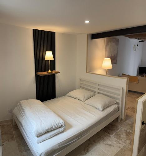 - un lit blanc avec 2 oreillers et 2 lampes dans l'établissement Le 7 BIS Loches, à Loches