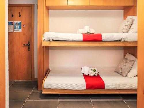 Postel nebo postele na pokoji v ubytování Apartment Dents Rousses E3 by Interhome