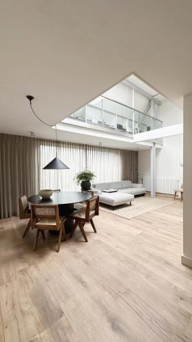 Posezení v ubytování Luxury spacious private loft, between city & beach