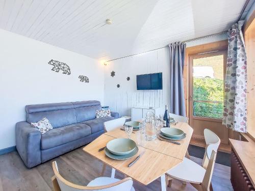 un salon avec une table et un canapé dans l'établissement Apartment Horizon 2000 - Le Lac by Interhome, à Tignes