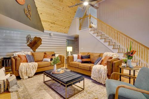 Χώρος καθιστικού στο Welcome to The Alpine Luxury Cabin in the City