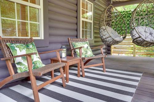 Χώρος καθιστικού στο Welcome to The Alpine Luxury Cabin in the City