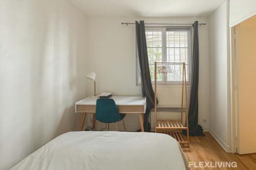 - une chambre avec un bureau, un lit et une fenêtre dans l'établissement Flexliving - room - Banquier, à Paris