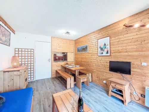TV a/nebo společenská místnost v ubytování Studio Les Tommeuses - Val Claret-28 by Interhome