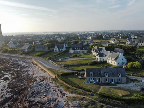 une vue aérienne sur un village avec des maisons et une route dans l'établissement Holiday Home Echappée océane by Interhome, à Penmarcʼh
