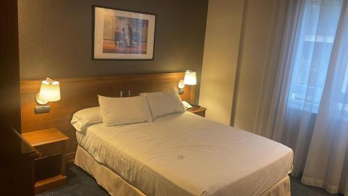 una stanza d'albergo con un letto e una finestra di Quinta Da Felicidade a Várzea