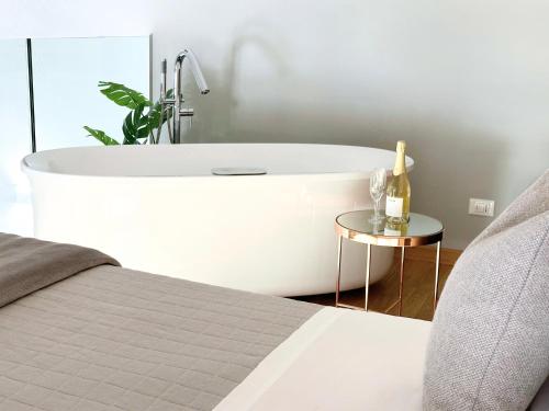 Jacuzzi Luxury Apartment in the Town Centre photo 15