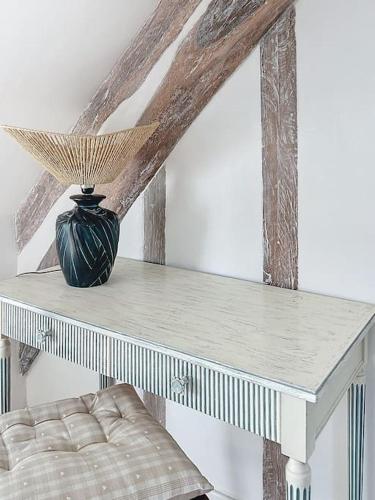 une table blanche avec un vase en haut dans l'établissement Le Giuseppe - Nid central, à Compiègne