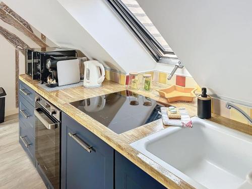 une cuisine avec un évier et un plan de travail dans l'établissement Le Giuseppe - Nid central, à Compiègne