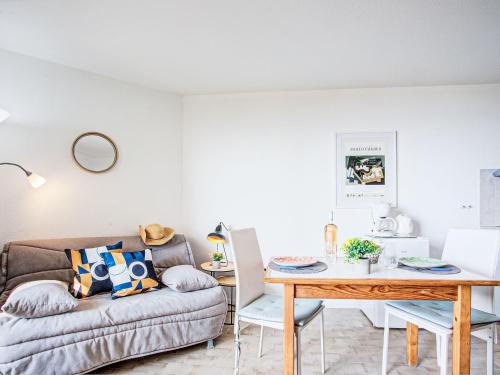 un salon avec un canapé et une table dans l'établissement Apartment Le Beach-26 by Interhome, à Canet