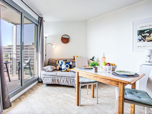 un salon avec une table et un canapé dans l'établissement Apartment Le Beach-26 by Interhome, à Canet