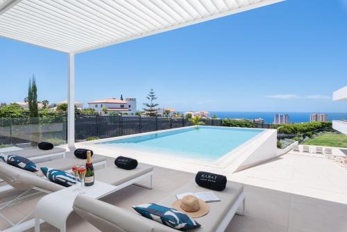 eine Villa mit Swimmingpool und Terrasse in der Unterkunft KARAT Villa Splendida in Playa Paraiso