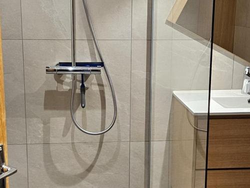une douche avec un tuyau dans une salle de bain dans l'établissement Appartement 3 pièces, 7 pers, centre village, 50 m remontées, balcon, parking, Wi-Fi - FR-1-676-68, à Châtel