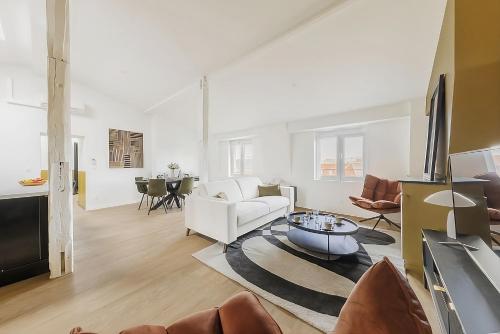 un salon avec un canapé blanc et une table dans l'établissement 5 Amazing View Tour Eiffel Invalide Bon marché, à Paris