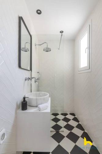 Athenian Retro-Chic Studio, Steps From Kalimarmaro