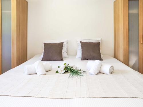 een wit bed met een bos bloemen erop bij Apartment Rosablanche D35 by Interhome in Siviez