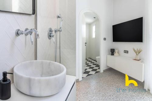 Athenian Retro-Chic Studio, Steps From Kalimarmaro