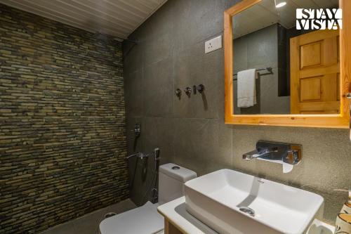 Ein Badezimmer in der Unterkunft StayVista at Alpha and Peek a boo with Lawn, BBQ, Aframe and Bonfire