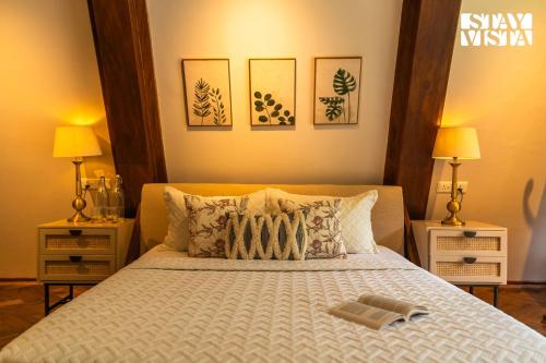 Ein Bett oder Betten in einem Zimmer der Unterkunft StayVista at Alpha and Peek a boo with Lawn, BBQ, Aframe and Bonfire