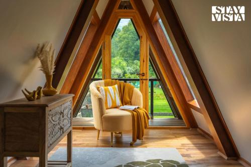 Ein Sitzbereich in der Unterkunft StayVista at Alpha and Peek a boo with Lawn, BBQ, Aframe and Bonfire