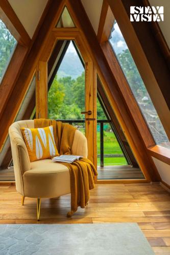 Ein Sitzbereich in der Unterkunft StayVista at Alpha and Peek a boo with Lawn, BBQ, Aframe and Bonfire