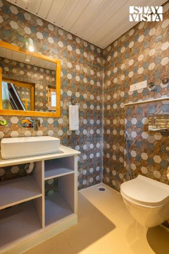 Ein Badezimmer in der Unterkunft StayVista at Alpha and Peek a boo with Lawn, BBQ, Aframe and Bonfire