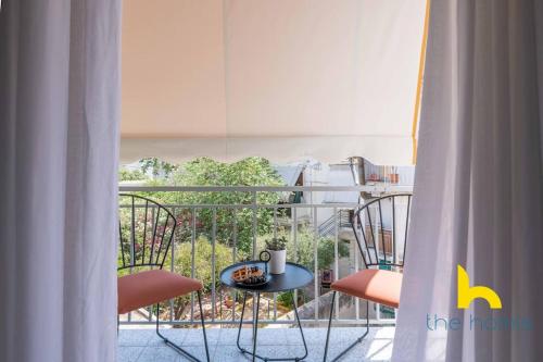 Athenian Retro-Chic Studio, Steps From Kalimarmaro