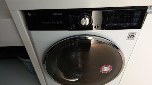 a washing machine is sitting in a kitchen at 인천공항 운서역 스카이탑 레지던스 호탤 in Incheon