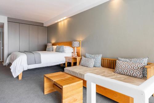 Una cama o camas en una habitación de The Bay Hotel