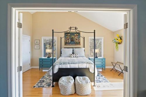 ein Schlafzimmer mit einem Himmelbett mit blauen Möbeln in der Unterkunft Paradise Lookout Margaritaville - Views and Pools in Osage Beach