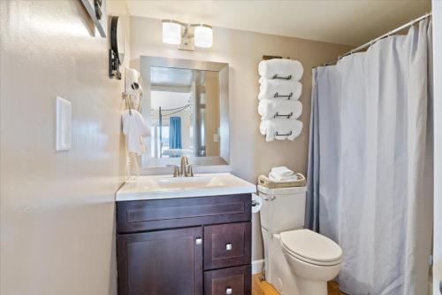 ein Badezimmer mit Waschbecken, Toilette und Spiegel in der Unterkunft Paradise Lookout Margaritaville - Views and Pools in Osage Beach