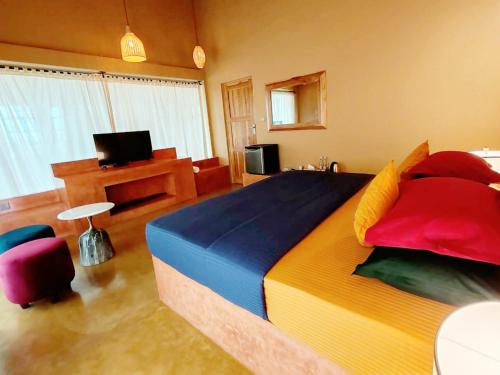 TV a/nebo společenská místnost v ubytování Art Yala Boutique Resort