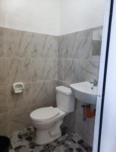 ゼネラル・ルナにあるMoonstone Suitesのトイレと洗面台付きのバスルーム