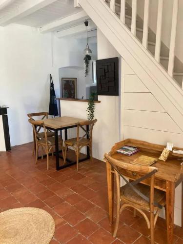 une salle à manger avec une table et des chaises dans l'établissement Appartement charmant à Feliceto 80 m² avec terrasse, à Feliceto