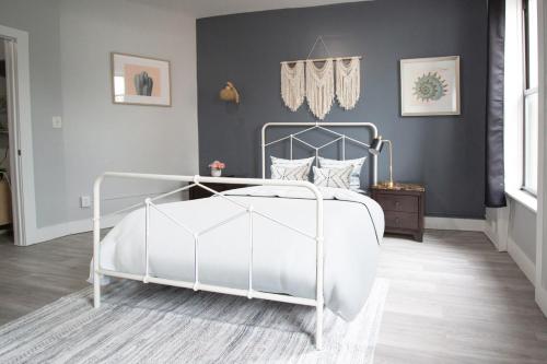 Boho 1-Bedroom Apt 15 Min to Manhattanにあるベッド