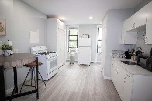 Boho 1-Bedroom Apt 15 Min to Manhattanにあるキッチンまたは簡易キッチン