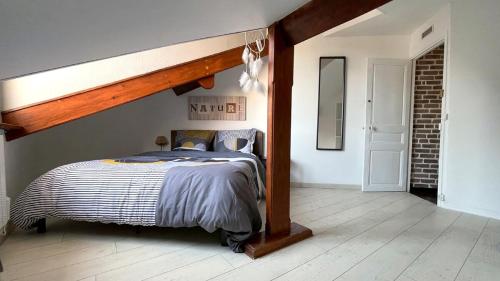 - une chambre avec un lit à baldaquin en bois dans l'établissement TEA&CHILL - Brooklyn - at the foot of the RER B, à Aulnay-sous-Bois