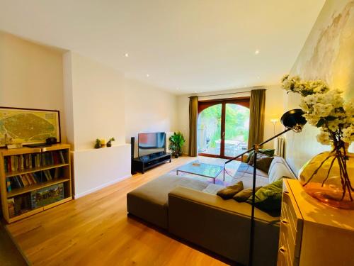 un salon avec un lit et une télévision dans l'établissement Spacious Holiday Home, à Bruges