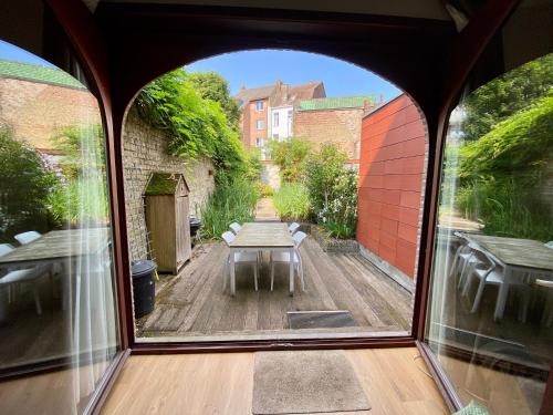 une vue de l'intérieur d'un gazebo avec une table dans l'établissement Spacious Holiday Home, à Bruges