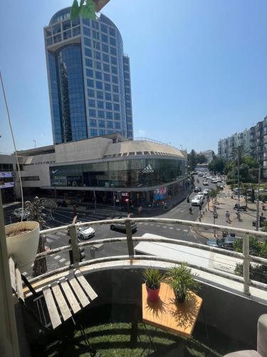 כמו חדר במלון מרפסת חניה פרטית