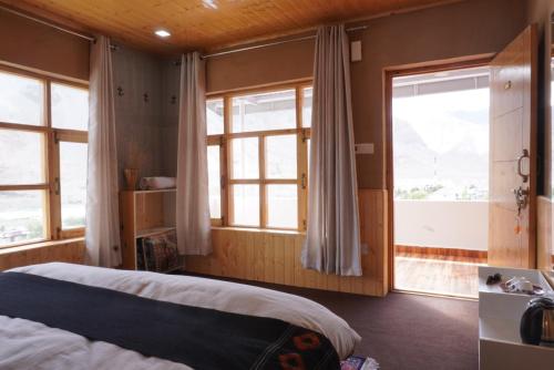 Postel nebo postele na pokoji v ubytování The Kaza Inn - Your mud house retreat