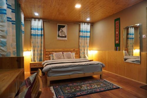 Postel nebo postele na pokoji v ubytování The Kaza Inn - Your mud house retreat